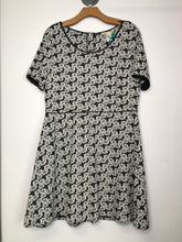 Load image into Gallery viewer, RELOVED- DAISY A LINE- X LARGE
