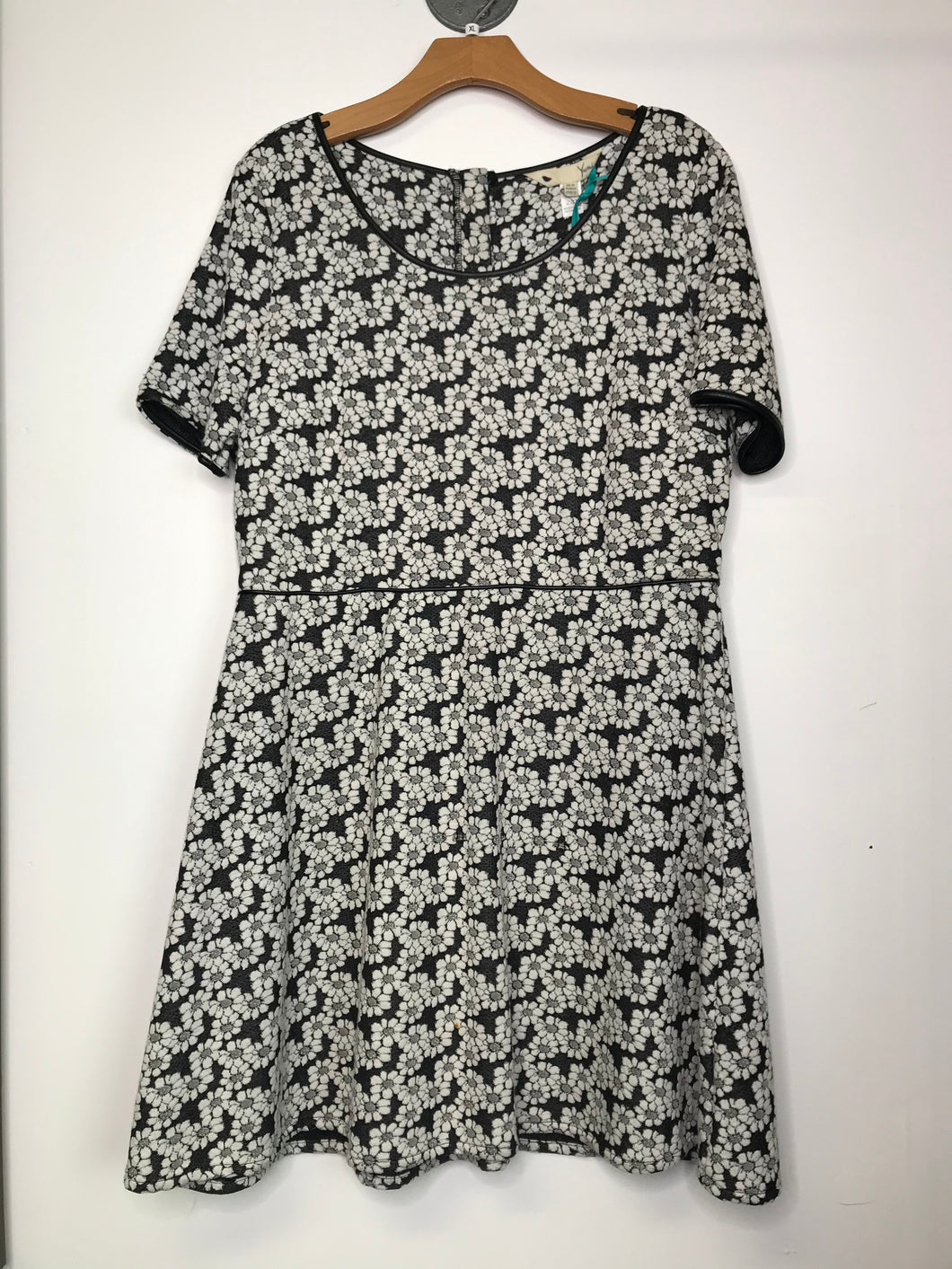 RELOVED- DAISY A LINE- X LARGE