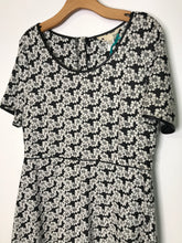 Load image into Gallery viewer, RELOVED- DAISY A LINE- X LARGE
