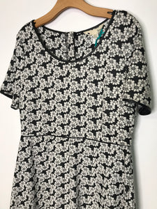 RELOVED- DAISY A LINE- X LARGE