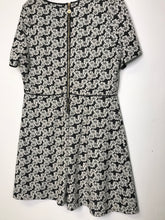 Load image into Gallery viewer, RELOVED- DAISY A LINE- X LARGE
